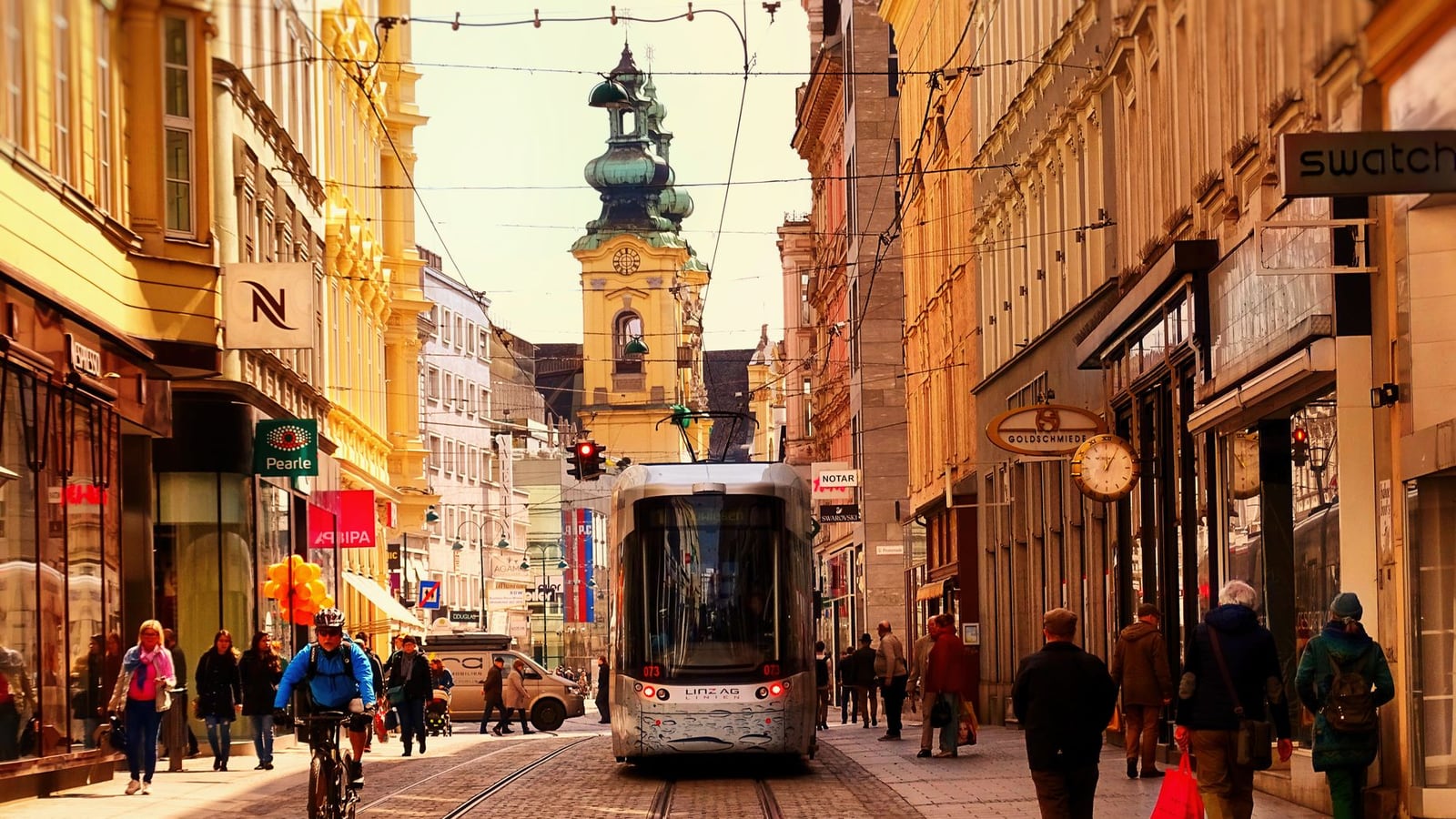 A street scene in Linz city center near the Hauptplatz.